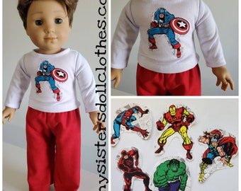 Puede incluir: Una camisa blanca de manga larga con un gráfico de Capitán América rojo y azul. Pantalones rojos. La camisa tiene el texto "my sister's doll clothes.com". La imagen también muestra seis parches de planchado de diferentes superhéroes.