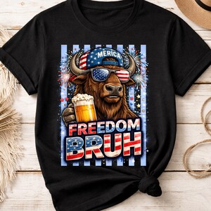 Freedom Bruh PNG, diseño divertido de bisonte patriótico bebiendo cerveza, gráfico para camiseta del 4 de julio de EE. UU., descarga digital por sublimación en rojo, blanco y azul