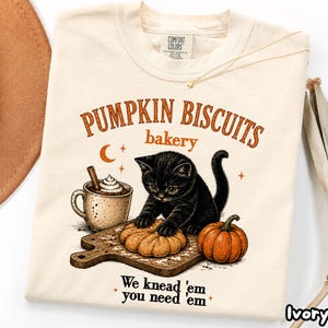 Maglietta Comfort Colors Kitty Biscuits, maglietta nera con gatto per Halloween, maglietta con zucca e panetteria, abbigliamento autunnale vintage, regalo per amanti dei gatti per la stagione spettrale