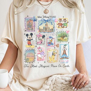 Puede incluir: Camiseta color crema con un colorido collage de personajes y lugares emblem&aacute;ticos de Disney. El dise&ntilde;o incluye Mickey Mouse, Minnie Mouse, el Pato Donald y Chip y Chop. Tambi&eacute;n se ve el texto "Walt Disney World" y "The Most Magical Place On Earth".