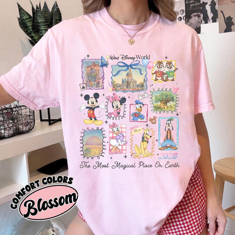 Puede incluir: Camiseta rosa Comfort Colors con un dise&ntilde;o de Walt Disney World. El dise&ntilde;o presenta varios personajes y lugares emblem&aacute;ticos de Disney en ilustraciones enmarcadas, con el texto "The Most Magical Place On Earth" y el a&ntilde;o 2026.