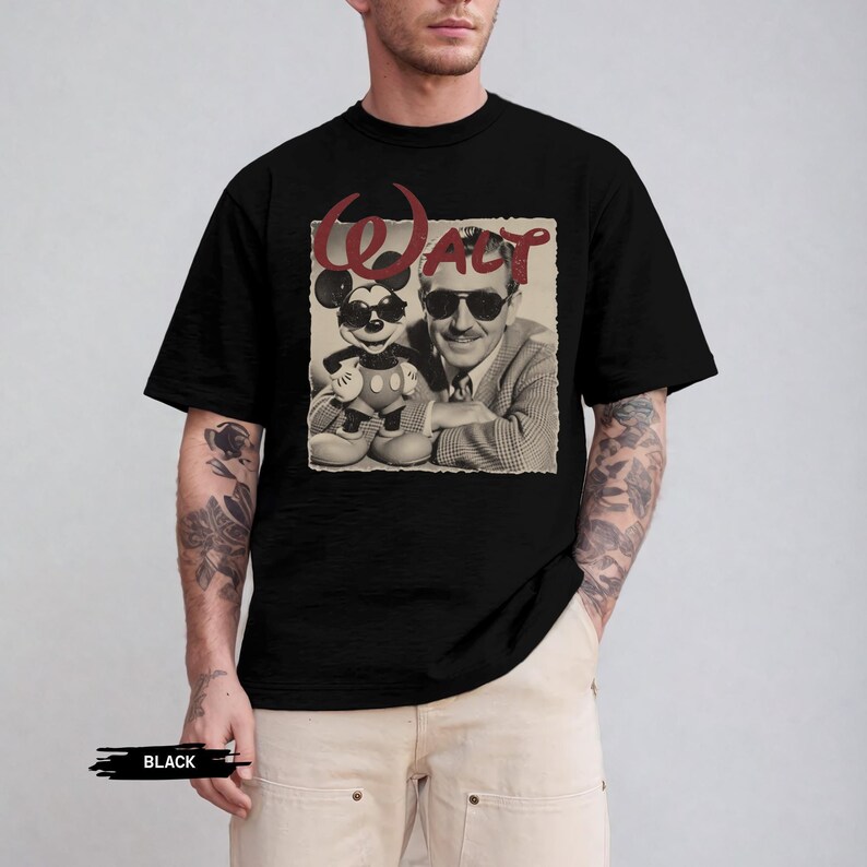 Pu&ograve; includere: T-shirt nera con un'immagine color seppia di Walt Disney e Topolino con occhiali da sole. La parola "WALT" &egrave; stampata in rosso sopra l'immagine. La maglietta &egrave; a girocollo.
