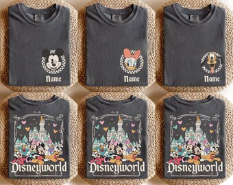Camiseta Comfort Colors personalizada de Mickey y sus amigos de Disneyworld, camiseta familiar Disney con nombre personalizado, camiseta de Magic Kingdom, camiseta para vacaciones familiares.