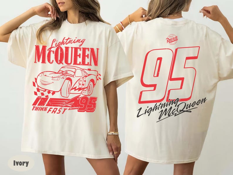 Puede incluir: Camiseta de color marfil con un gr&aacute;fico rojo del coche de carreras Lightning McQueen y el n&uacute;mero 95. La parte delantera de la camiseta tiene el texto "Lightning McQueen" y "Think Fast". La parte trasera tiene un gran n&uacute;mero 95 rojo y "Lightning McQueen".