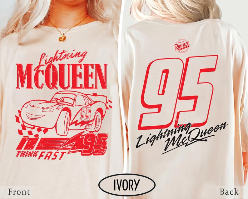 Puede incluir: Camiseta de manga larga color marfil con un gr&aacute;fico rojo de Lightning McQueen y el n&uacute;mero 95. El dise&ntilde;o frontal incluye el texto "Lightning McQueen" y "Think Fast". La parte trasera muestra un gran "95" rojo y "Lightning McQueen" en cursiva.