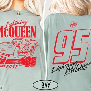 Puede incluir: Camiseta azul claro con Lightning McQueen. El frente muestra el personaje, el n&uacute;mero 95 y "Think Fast". La parte trasera tiene un gran n&uacute;mero 95 y el logotipo de Lightning McQueen. El dise&ntilde;o es rojo.
