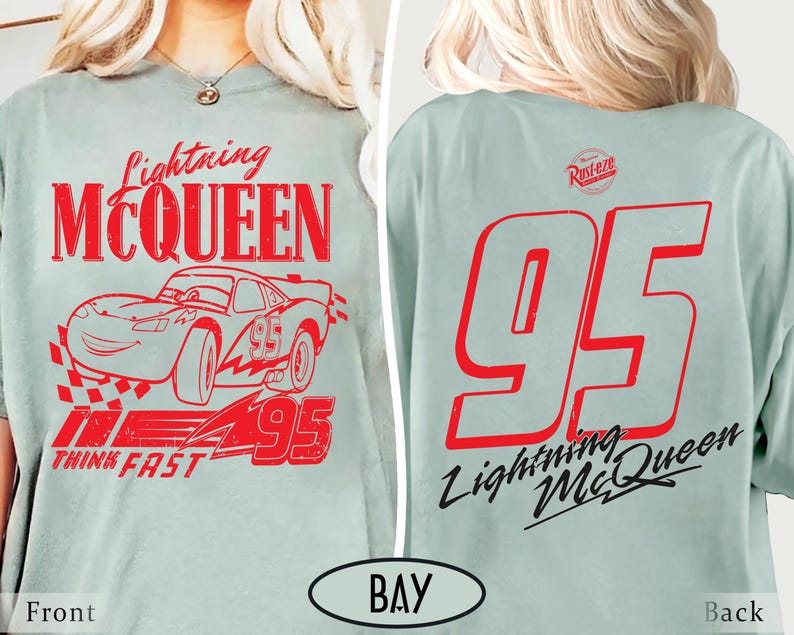 Puede incluir: Camiseta azul claro con Lightning McQueen. El frente muestra el personaje, el n&uacute;mero 95 y "Think Fast". La parte trasera tiene un gran n&uacute;mero 95 y el logotipo de Lightning McQueen. El dise&ntilde;o es rojo.