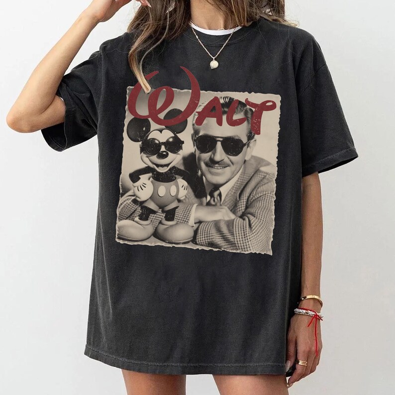 Pu&ograve; includere: T-shirt nera con grafica vintage di Walt Disney e Mickey Mouse con occhiali da sole. La parola "WALT" &egrave; stampata in rosso sopra l'immagine. La maglietta ha una vestibilit&agrave; ampia e maniche corte.
