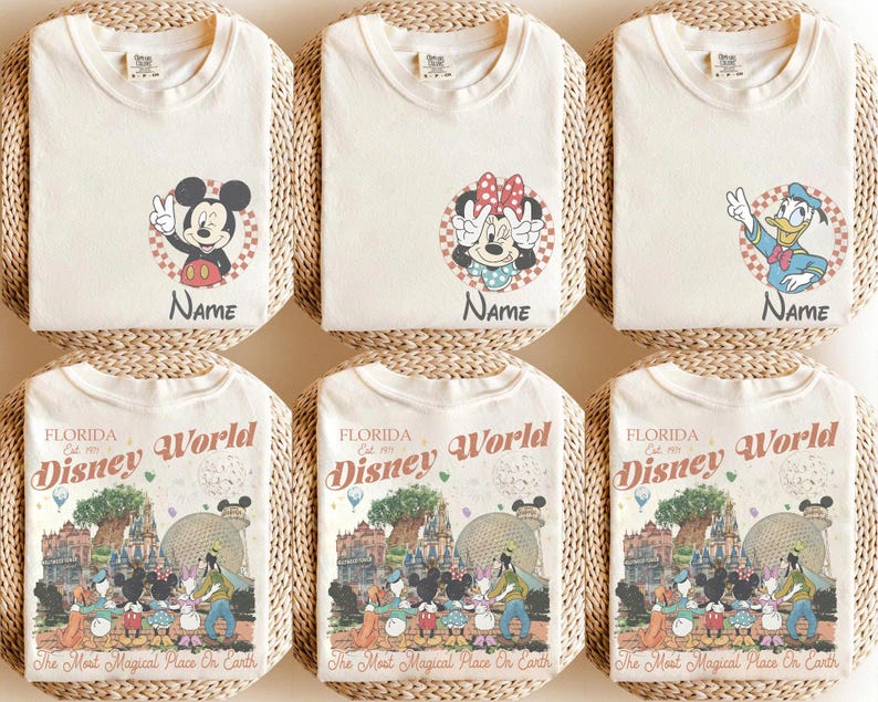 Op de afbeelding: Zes cr&egrave;mekleurige t-shirts met Disney-personage-afbeeldingen. De bovenste rij toont Mickey Mouse, Minnie Mouse en Donald Duck. De onderste rij toont shirts met een Florida Disney World-ontwerp. Elk shirt wordt op een geweven mat gepresenteerd.