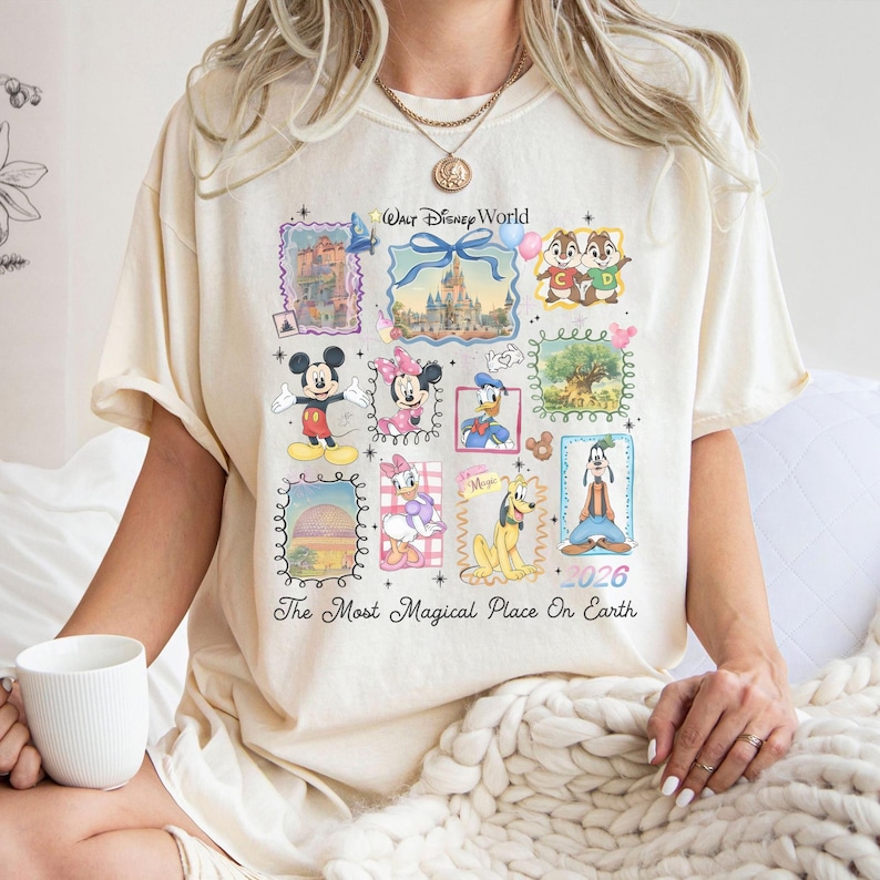 Puede incluir: Camiseta color crema con un colorido collage de personajes y lugares emblem&aacute;ticos de Disney. El dise&ntilde;o incluye Mickey Mouse, Minnie Mouse, el Pato Donald y Chip y Chop. Tambi&eacute;n se ve el texto "Walt Disney World" y "The Most Magical Place On Earth".