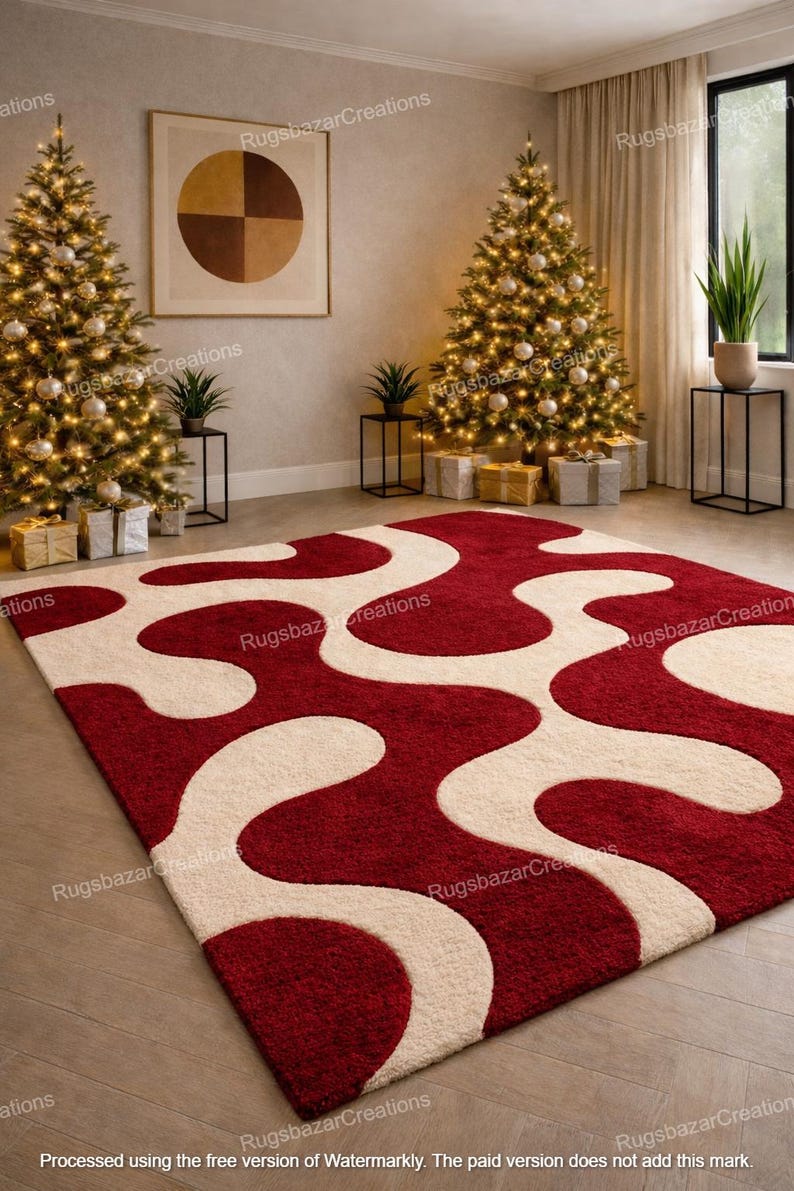 Puede incluir: Una alfombra roja y crema con un patr&oacute;n ondulado. Se ven dos &aacute;rboles de Navidad decorados con luces y adornos. La habitaci&oacute;n tiene una paleta de colores neutros, con una obra de arte enmarcada en la pared.