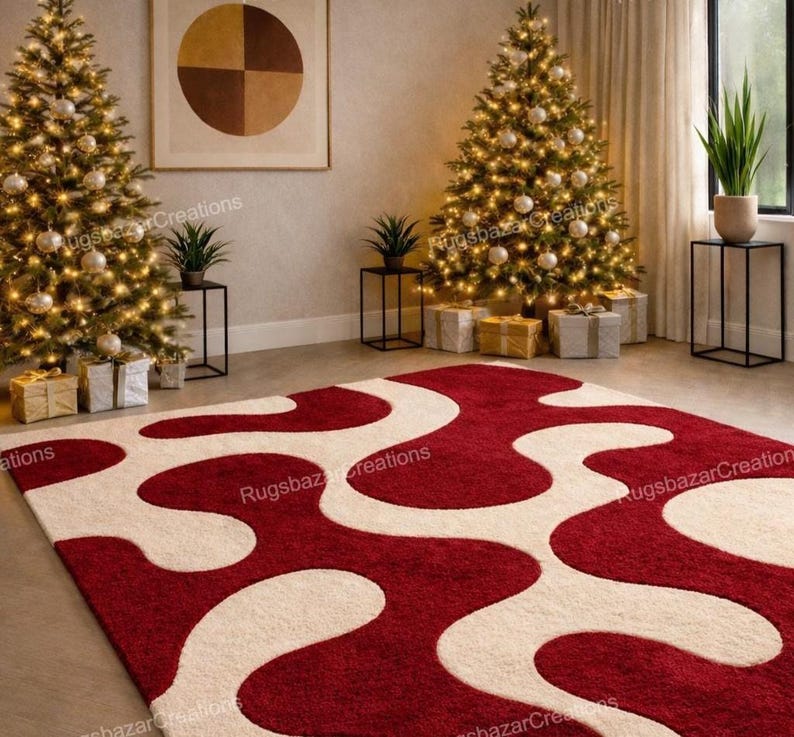 Puede incluir: Una alfombra roja y crema con un patr&oacute;n ondulado. La alfombra est&aacute; en una habitaci&oacute;n decorada para Navidad, con dos &aacute;rboles de Navidad iluminados, regalos envueltos y una pintura moderna en la pared.