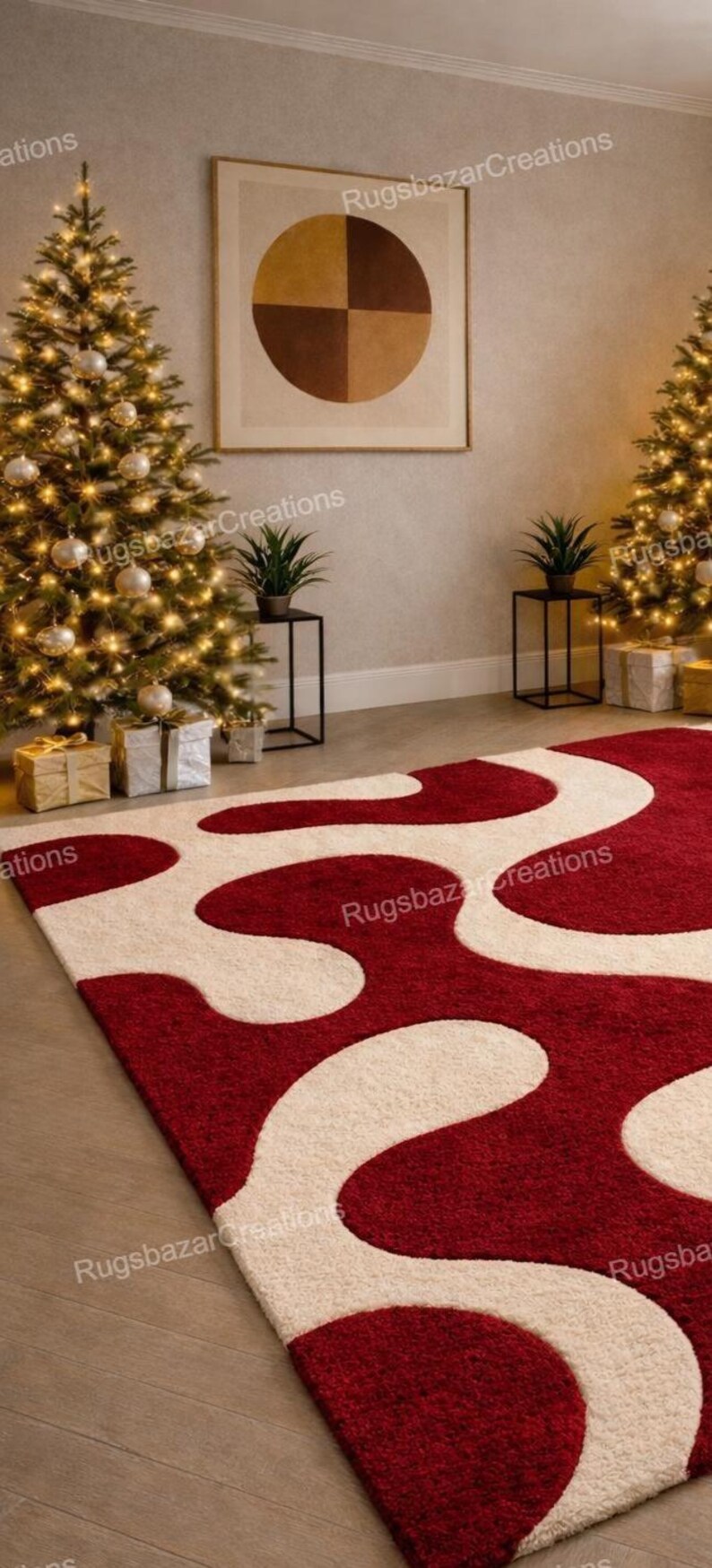 Puede incluir: Una alfombra roja y crema con un dise&ntilde;o abstracto. La alfombra presenta un patr&oacute;n ondulado en rojo sobre un fondo crema. La habitaci&oacute;n est&aacute; decorada para las fiestas con &aacute;rboles de Navidad y regalos.