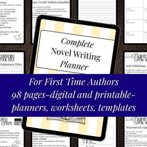 Op de afbeelding: Een digitale tablet met een complete roman-schrijfplanner op een geel-wit gestreepte achtergrond. Het scherm bevat tekst voor beginnende auteurs, inclusief 98 pagina's met digitale en printbare planners, werkbladen en sjablonen.