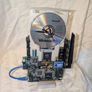 Reloj de Windows 98 - Máquina del tiempo en CD-ROM / Reloj de ordenador retro / Nostalgia tecnológica de los 90 / Regalo para geeks