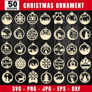 Op de afbeelding: Een verzameling van 50 kerstornamentontwerpen, lasergesneden uit een lichtgekleurd materiaal. De ornamenten tonen feestelijke afbeeldingen zoals sneeuwvlokken, rendieren en kerstbomen. De tekst "Christmas Ornament" staat bovenaan.