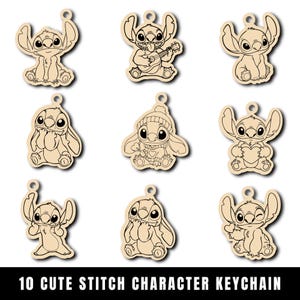 Puede incluir: Una colección de diez llaveros de madera con el personaje Stitch de la película Lilo & Stitch. Cada llavero muestra a Stitch en una pose diferente, con un pequeño agujero en la parte superior para sujetarlo a un llavero. El texto "10 CUTE STITCH CHARACTER KEYCHAIN" está en la parte inferior.