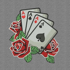 Puede incluir: Diseño bordado con cuatro ases de cartas de juego con rosas rojas y acentos de hojas verdes. Se ven el as de corazones, tréboles, diamantes y picas. El diseño está sobre un fondo gris.