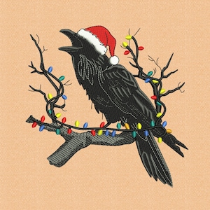 Könnte beinhalten: Gesticktes Bild eines schwarzen Raben mit roter Weihnachtsmütze, der auf einem Ast sitzt. Der Rabe ist von einer Lichterkette mit bunten Weihnachtslichtern umgeben. Der Hintergrund ist einfarbig pfirsichfarben.