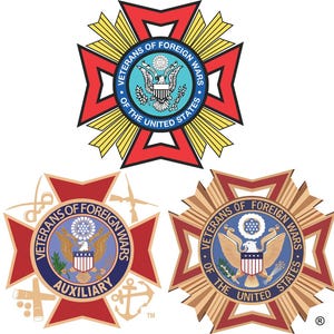 Może przedstawiać: Trzy emblematy z napisem "Veterans of Foreign Wars" i pieczęcią Stanów Zjednoczonych. Wzory są czerwone, złote i niebieskie, ze wzorem gwiazdy. Jeden emblemat zawiera słowo "Auxiliary" i litery "TM".