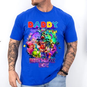 Pode incluir: Uma placa de madeira r&uacute;stica com o texto "Welcome to our home" em letras brancas. A placa apresenta um acabamento desgastado e um design simples e convidativo, perfeito para a decora&ccedil;&atilde;o da entrada.