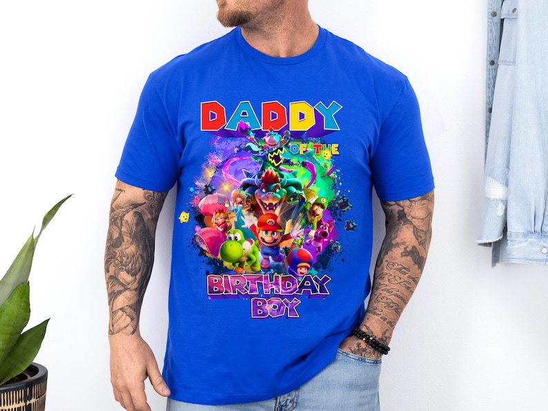 Pode incluir: Uma placa de madeira r&uacute;stica com o texto "Welcome to our home" em letras brancas. A placa apresenta um acabamento desgastado e um design simples e convidativo, perfeito para a decora&ccedil;&atilde;o da entrada.