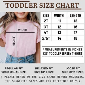 Pode incluir: Tabela de tamanhos para crian&ccedil;as pequenas com medidas em polegadas para uma camiseta de malha. A tabela inclui tamanhos de 2T a 5/6T, com as medidas de largura e comprimento correspondentes. A tabela tamb&eacute;m fornece sugest&otilde;es de ajuste.