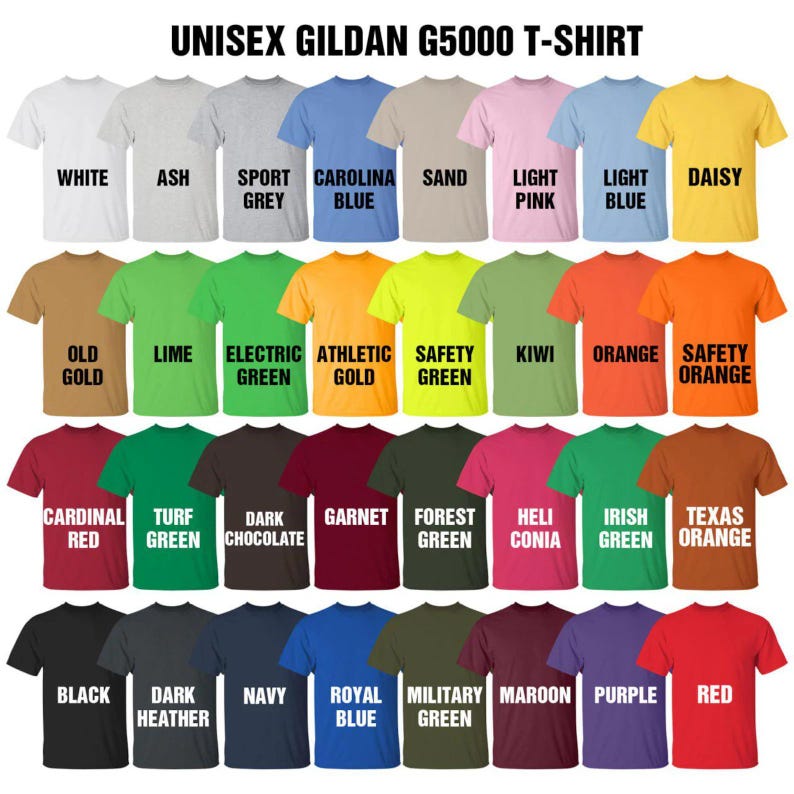 Pode incluir: Uma exibi&ccedil;&atilde;o de camisetas unissex Gildan G5000 em v&aacute;rias cores, incluindo branco, preto, vermelho e azul. Cada camisa &eacute; rotulada com o nome de sua cor, como "Azul Carolina" e "Laranja Seguran&ccedil;a".