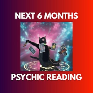 以下が含まれることがあります： 緑色の首輪をした黒猫がタロットカードに囲まれ、「NEXT 6 MONTHS」と「PSYCHIC READING」の文字が白で表示されています。背景は紫、ピンク、青の混合色です。