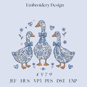 Peut inclure: Un motif de broderie avec trois oies aux motifs floraux bleus, des nœuds et des becs et pieds orange. Le texte "Embroidery Design" est en haut, avec "4' 5' 7' 9'" et des abréviations de type de fichier en bas. Des cœurs et des fleurs sont dispersés.