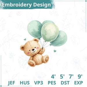 Op de afbeelding: Een borduurontwerp met een lachende teddybeer die drie groene ballonnen vasthoudt. De tekst "Embroidery Design" staat bovenaan. Daaronder staan de getallen 4', 5', 7' en 9', samen met de afkortingen JEF, HUS, VP3, PES, DST en EXP.