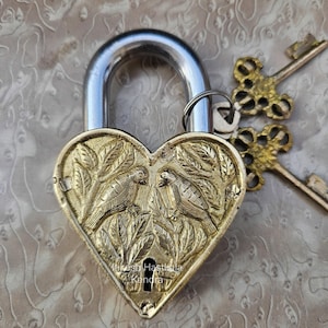 Candado de latón macizo vintage en forma de corazón con diseño de pájaros del amor con llaves, cerradura única, estilo único hecho a mano con llaves decorativas.