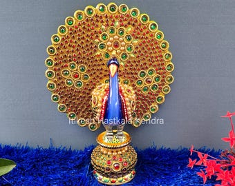 木製のカラフルな孔雀の彫刻、装飾品、木彫り、手描きの孔雀、インドの