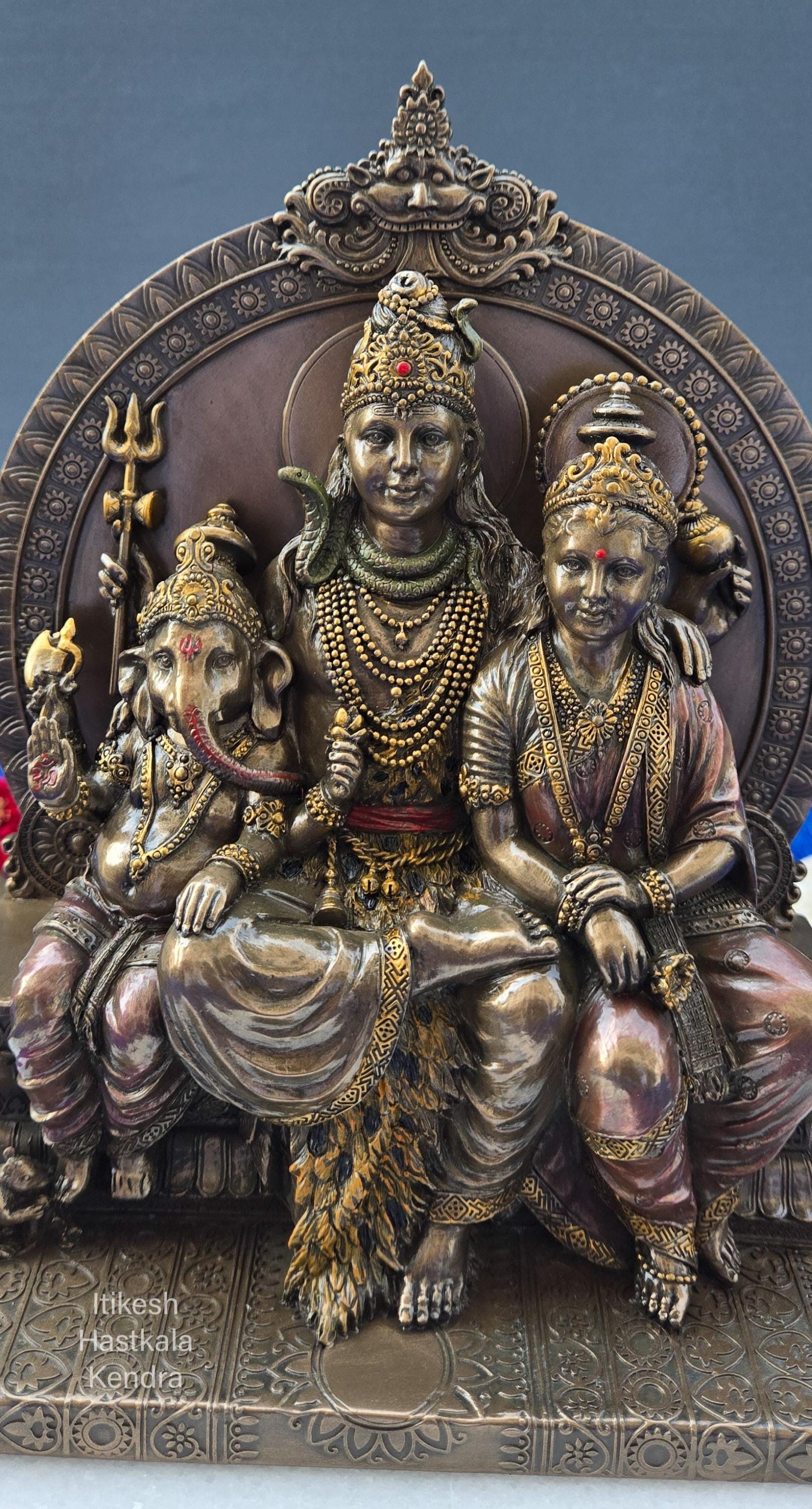 シヴァ神の家族の像 8 インチ、パールヴァティとガネーシャを従えた