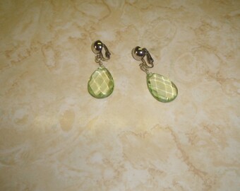 vintage clip on earrings silvertone lime green beveled lucite dangles