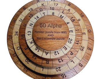 Könnte beinhalten: Ein rundes Holzpuzzle mit mehreren drehbaren Ringen. Jeder Ring hat eine andere Reihe von Buchstaben und Zahlen. In der Mitte des Puzzles steht der Text "60 Alpha Number puzzle from 1895 AND Word scramble puzzle".