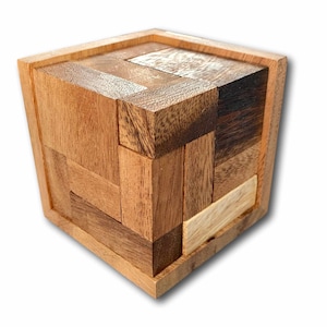 Puede incluir: Una caja de rompecabezas de madera con un diseño complejo. La caja está hecha de diferentes tonos de madera marrón y tiene una forma cuadrada.