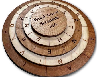 Könnte beinhalten: Ein Holz-Wortspiel mit vier konzentrischen Ringen. Jeder Ring hat gedruckte Buchstaben. Der mittlere Ring trägt den Text "Word Wheel Scramble 74A".