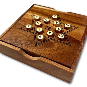 以下が含まれることがあります： 木製のゲームボックスの中に星型のジグソーパズルが入っています。パズルは12個の番号付きタイルで構成されており、移動させてパズルを解くことができます。ボックスは濃い色の木でできており、ヒンジ付きの蓋が付いています。