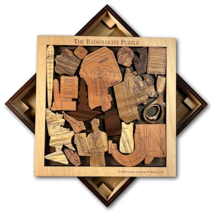 Puede incluir: Un rompecabezas de madera con una variedad de imágenes médicas, incluyendo una radiografía, un estetoscopio y una tomografía cerebral. El rompecabezas se titula "The Radiologist Puzzle" y está hecho en los Estados Unidos.