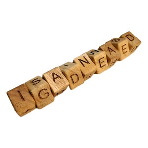 Könnte beinhalten: Holzwürfel, die den Satz "I said" in Kleinbuchstaben buchstabieren.