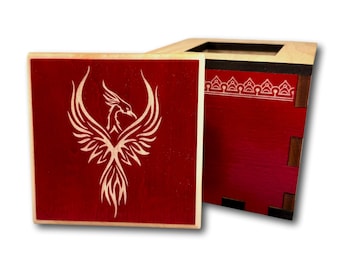Op de afbeelding: Een houten doos met een rood deksel met een wit phoenix-ontwerp. De doos is open, waardoor een rood interieur met een decoratieve rand zichtbaar wordt.