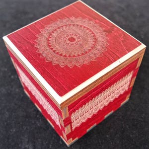 Caja de rompecabezas secreta - Caja de escondite con diseño de mandala de arce teñido de rojo