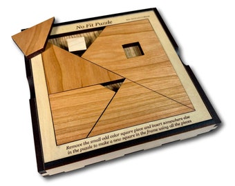 Puede incluir: Un rompecabezas de madera No Fit con un marco cuadrado y una variedad de piezas de madera. El rompecabezas incluye instrucciones para quitar una pieza y reorganizar las piezas restantes para formar un nuevo cuadrado.