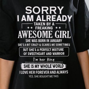 Desculpe, já estou apaixonado por uma garota incrível nascida em janeiro - Camiseta engraçada de namorado e marido - Presente de amor de namorado e guerreiro PNG