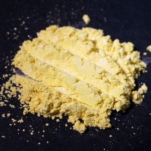 Yellow Opal Eye Shadow "Daffodil" – Sheer, Pale Yellow with Iridescent Violet Pearl Shimmer Loose Pigment Mineral Eyeshadow Num. 156 - Vegan