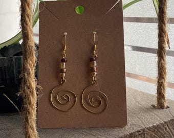 Pendientes de espiral hechos a mano con detalles de cuentas: joyería bohemia con alambre enrollado