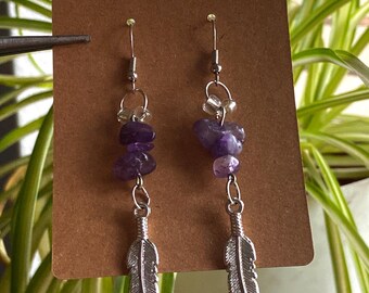 Pendientes de cristal de amatista con dije de pluma de plata / Joyería de cristal