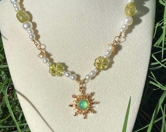 Collar con dije de sol hecho a mano / Joyería bohemia con cuentas de perla y vidrio verde