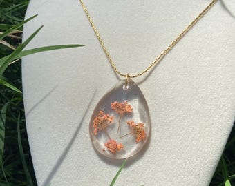 Collar de resina floral con flores silvestres naranjas / Colgante artesanal: cadena de oro de 18 quilates